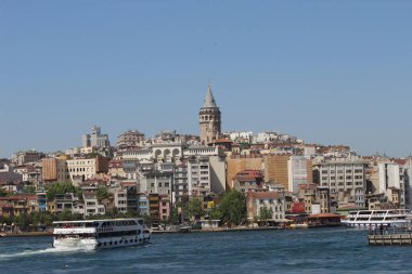 ISTANBUL, TURKEY - 24 Eylül 2016: Eminonu, Galata Köprüsü 'nden deniz ve ev manzaralı Galata Kulesi