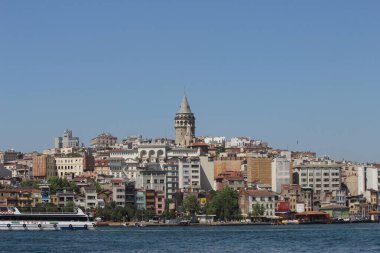 ISTANBUL, TURKEY - 24 Eylül 2016: Eminonu, Galata Köprüsü 'nden deniz ve ev manzaralı Galata Kulesi