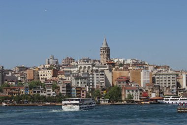 ISTANBUL, TURKEY - 24 Eylül 2016: Eminonu, Galata Köprüsü 'nden deniz ve ev manzaralı Galata Kulesi