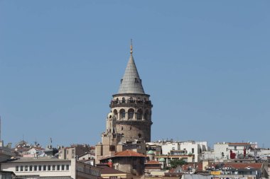 ISTANBUL, TURKEY - 24 Eylül 2016: Eminonu, Galata Köprüsü 'nden deniz ve ev manzaralı Galata Kulesi