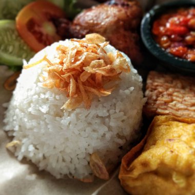 Kızarmış soğanın pirincin üstündeki görüntüsünü kapat.