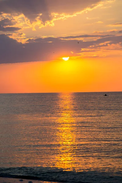 Schöner Sonnenuntergang Meer Mit Sonnenstrahlen Und Himmel — Stockfoto