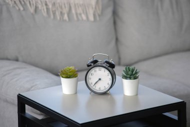 Kahve fincanı ve çalar saat resmi