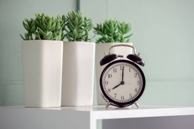 Kahve fincanı ve çalar saat resmi