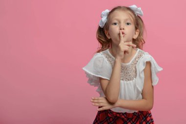 Farklı duygulara sahip kızlar portresi, soyutlanmış pembe arkaplan