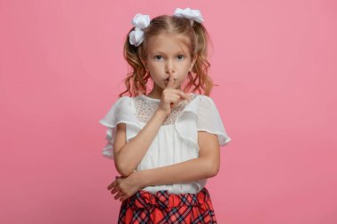 Farklı duygulara sahip kızlar portresi, soyutlanmış pembe arkaplan