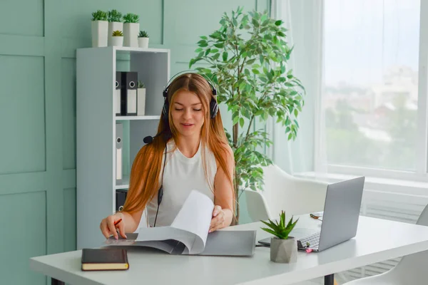 Ofisteki Bilgisayarında Çalışan Başarılı Bir Kadını Serbest Çalışan Çevrimiçi Öğrenme — Stok fotoğraf