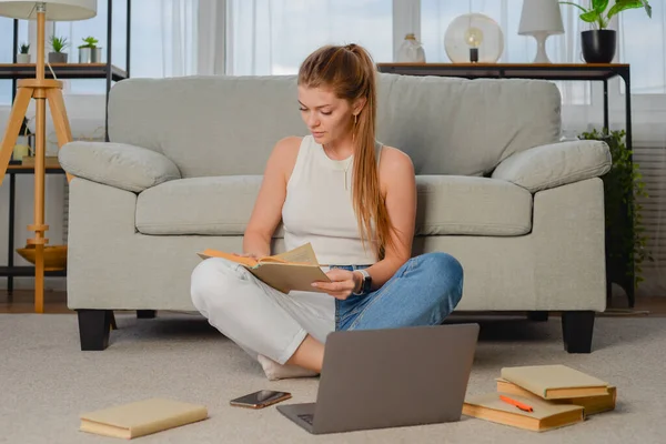 ラップトップ画面を見て幸せな女性学生 ノートを取り コンピュータ上のウェビナーを見て Webコースを取ることで ヘッドフォンで若い女性を笑顔 — ストック写真