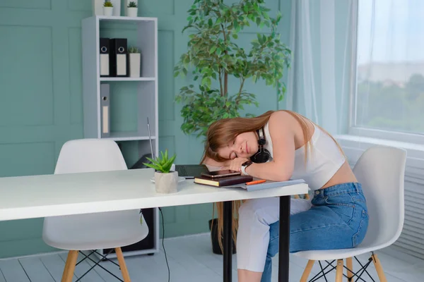 Estudante Estudando Exame Duro Dormindo Livros Freelancer Cansado — Fotografia de Stock