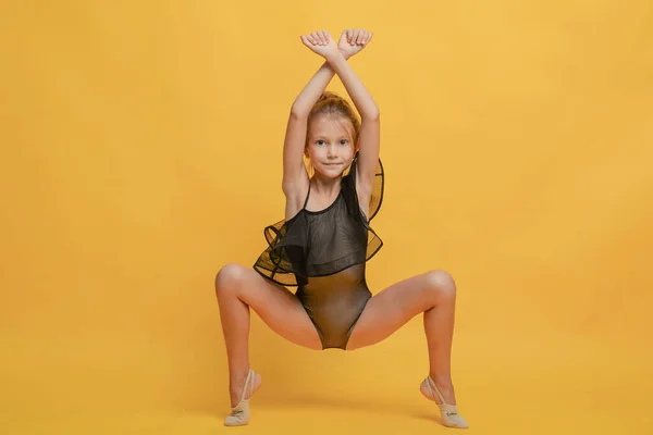 Ginasta Menina Fazendo Exercícios Diferentes — Fotografia de Stock