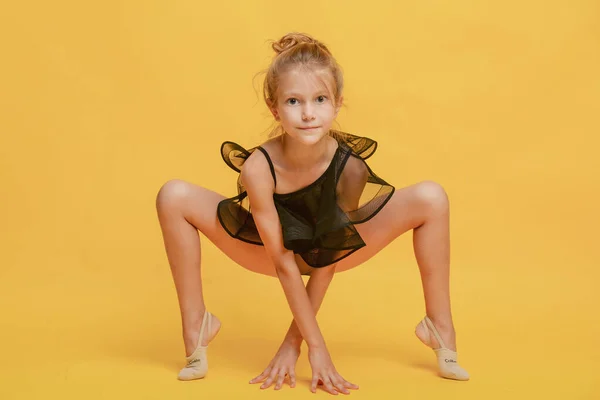 Dívka Gymnastka Dělá Různé Cvičení — Stock fotografie
