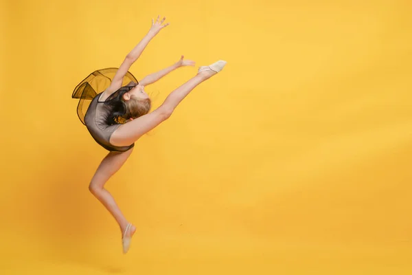 Ginasta Menina Fazendo Exercícios Diferentes — Fotografia de Stock