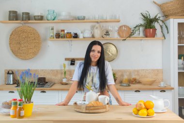 Genç bayan mutfakta makarna hazırlıyor.