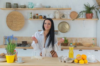 Genç ve güzel bir kadın sabah mutfakta kahvaltı hazırlıyor.