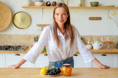 Genç bayan mutfakta sağlıklı yemekler hazırlıyor.