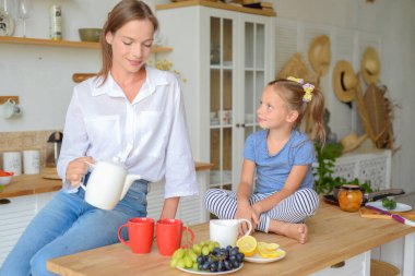 Anne ve küçük kızı. aile portresi