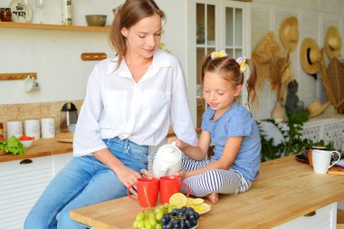 Anne ve küçük kızı. aile portresi