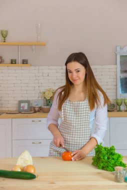 Güzel genç bayan mutfakta sağlıklı yemek hazırlıyor. diyet ve kilo kaybı konsepti