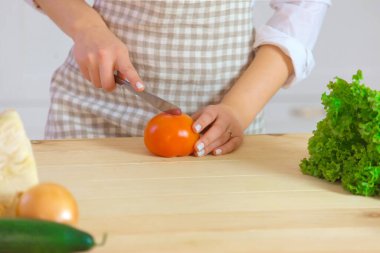 Güzel genç bayan mutfakta sağlıklı yemek hazırlıyor. diyet ve kilo kaybı konsepti