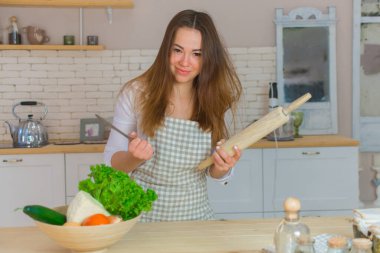 Mutfakta üzgün yüzlü güzel genç bir kadın. diyet ve kilo kaybı kavramı