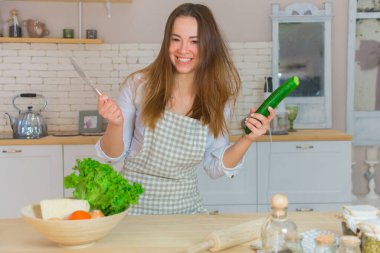 Mutfakta üzgün yüzlü güzel genç bir kadın. diyet ve kilo kaybı kavramı