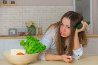 Mutfakta üzgün yüzlü güzel genç bir kadın. diyet ve kilo kaybı kavramı