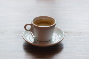 Masanın üzerinde bir fincan sıcak aromatik kahve var.