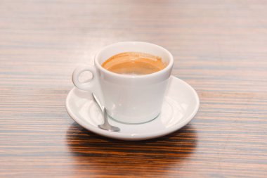 Masanın üzerinde bir fincan sıcak aromatik kahve var.