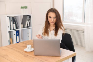 Bilgisayarda ödev yapan genç bir öğrenci.