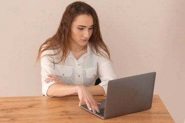 İş kadını ofisteki bilgisayarın başında çalışıyor. Bağımsız uzaktan çalışma