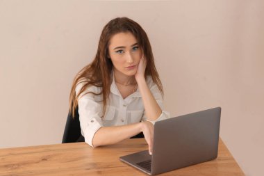 Kadın sekreter büroda belgelerle çalışıyor. Bir iş kadını için çok iş var.