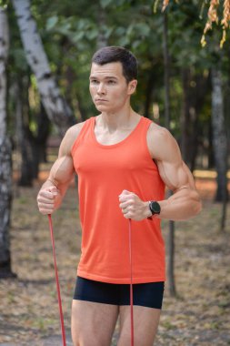 Sporcu adam yazın parkta spor yapıyor. Çocuk parkında.