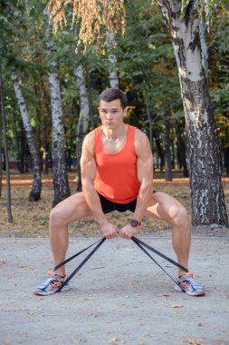 Sporcu adam yazın parkta spor yapıyor. Çocuk parkında.