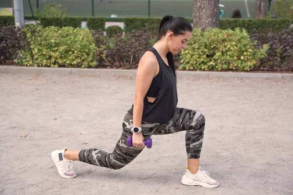 Mujer Joven Dedica Fitness Aire Libre Chica Deportes Haciendo Ejercicios — Foto de Stock