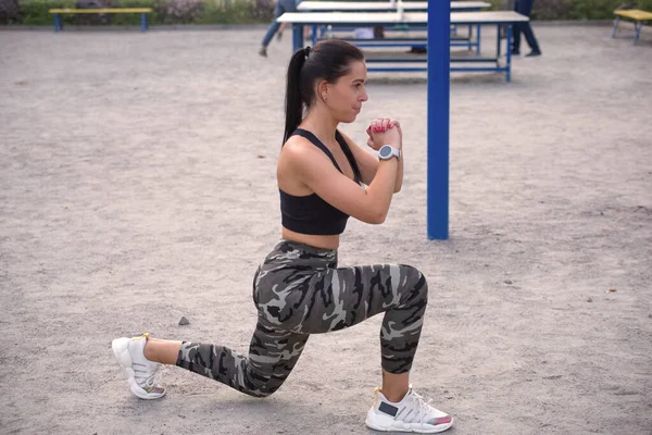 Mujer Joven Dedica Fitness Aire Libre Chica Deportes Haciendo Ejercicios — Foto de Stock