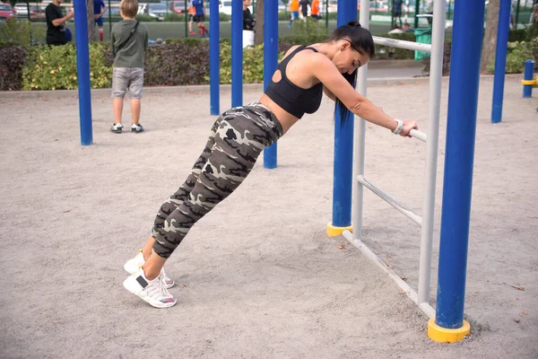 Mujer Joven Dedica Fitness Aire Libre Chica Deportes Haciendo Ejercicios — Foto de Stock