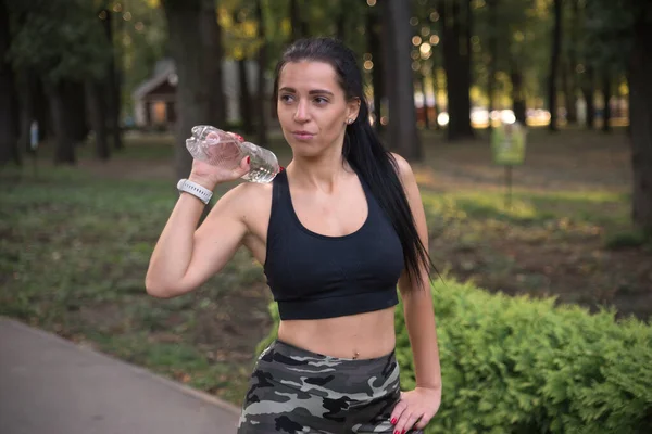 Jovem Mulher Bonita Sportswear Fazendo Alongamento Antes Treino Livre Parque — Fotografia de Stock