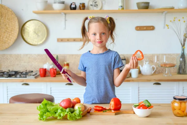 Küçük kız mutfakta lezzetli yemekler hazırlıyor.