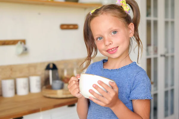 Маленька Дівчинка Кухні Чай Лимоном — стокове фото