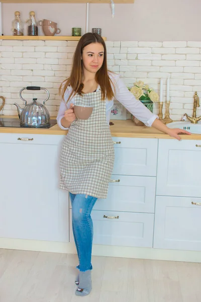 Portrait Une Belle Jeune Femme Dans Cuisine Maison Régime Alimentaire — Photo