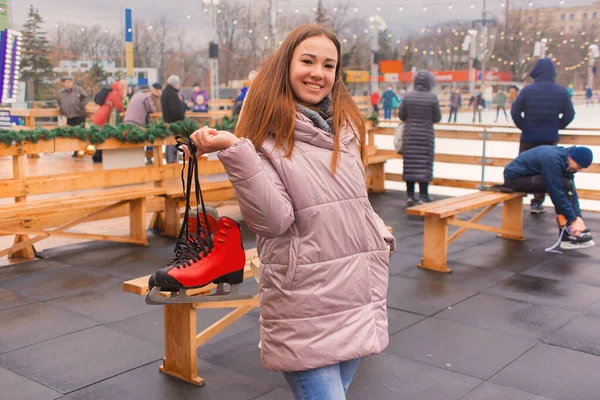 Ritratto Una Giovane Donna Con Pattini Mano Inverno Una Pista — Foto Stock