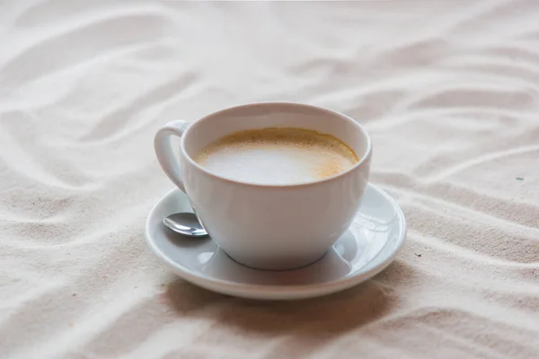 Una Taza Café Aromático Caliente Está Sobre Mesa — Foto de Stock