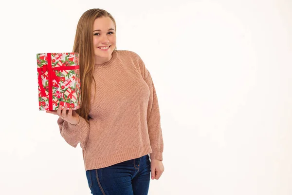 Heureuse Jeune Femme Avec Cadeau Dans Ses Mains Concept Noël — Photo