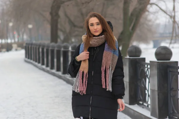 Beautiful Girl Walks Winter Warm Clothes Outdoors — Stock Photo, Image