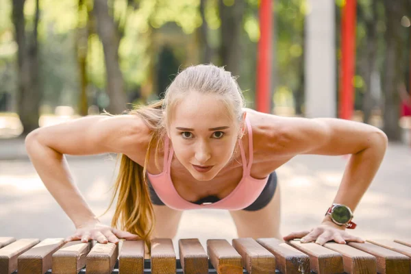 Mujer Joven Haciendo Ejercicio Simulador Aire Libre Parque Día Soleado — Foto de Stock