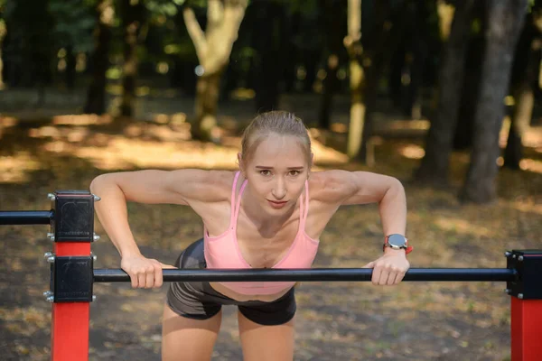 Mujer Joven Haciendo Ejercicio Simulador Aire Libre Parque Día Soleado — Foto de Stock