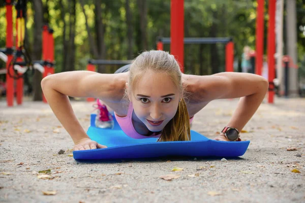 Mujer Joven Haciendo Yoga Parque Matutino — Foto de Stock