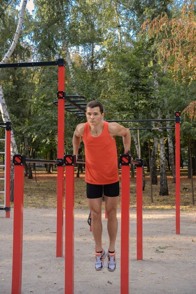 Atlético Fuerte Chico Entrena Parque Calle Máquinas Barras Horizontales — Foto de Stock