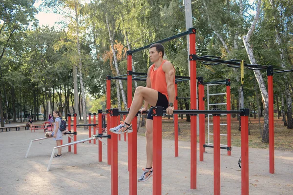 Atlético Forte Cara Treina Parque Rua Máquinas Barras Horizontais — Fotografia de Stock