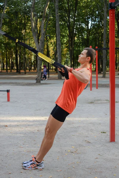 Esportes Cara Está Exercitando Parque Playground Verão — Fotografia de Stock